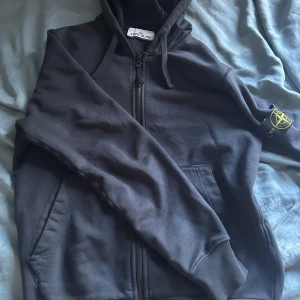 Stone Island tröja ( ÄKTA! ) - Säljer min jättefina stone Island tröja som jag ändvänt 1 gång, Nypris 4000, mitt pris 2000, Hör av er via frågor. Såklart ÄKTA!