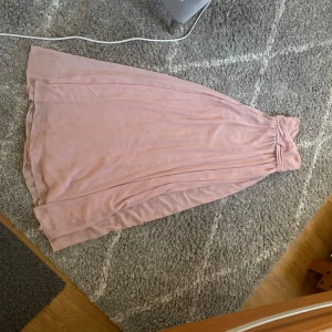Rosa festklänning  - Rosa festklänning i storlek 32. Knappt använd så den är i fint skick!