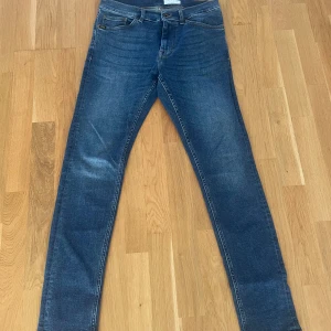 Oanvända Tiger of Sweden jeans  - Ett par oanvända jeans från tiger of sweden, endast testade  Modell Evolve Storlek 30/32 Nypris 1599kr