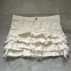 Säljer min monki kjol som är använd ksk 2 gnr, därav topp skick! Stl 36 (S) - Jätte fin!