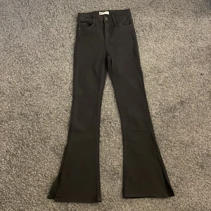 Bootcut jeans med slits - Sköna jeans och väldigt fina. Använt några få gånger bara.