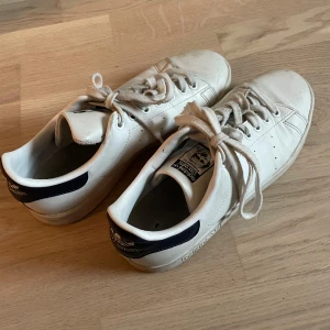 Adidas sneakers - Snygga vita sneakers med blått på hälen, fint skick🤗