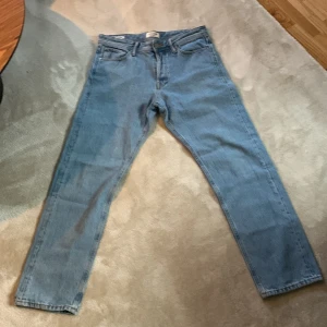 Jack&jones jeans - Säljer mina jack&jones jeans då dom blivit för korta. Byxan är i väldigt fint skick. Bara att höra av sig om man undrar något, byxan säljes självklart tvättad.