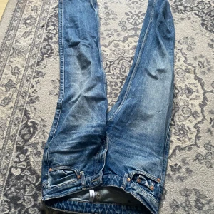 Lågmidjade baggie jeans  - Ett par jeans som är lågmidjade men lite baggie, aldrig använt bara testat då jag beställde dem på Plick men dem passade inte. 🩷