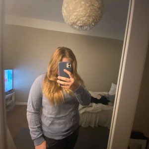 assnygg blå tjocktröja - Tjocktröja från lager157, säljer för att den aldrig blir andvänd+tycker att den är lite liten