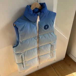 Trapstar Väst baby blue - TOTALRENSNING Mvh ItsForFits 🌟 Autentisk! /äkta!Kvitto med följer samt allt Og ✅Lite smutsigt vid änden av västen/midjan samt lite vid fick höjd samt baksida. Inget som direkt stör vid användning om man ej kollar i detalj. Mvh Itsforfits🌟