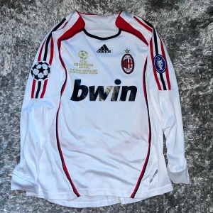 AC Milan retro tröja - Säljer tröjan då den inte används, tröjan är från Champions League finalen 2007 med Kaka på ryggen. Skicket är 10/10 använd 1 gång.  Pris kan diskuteras vid snabb affär.