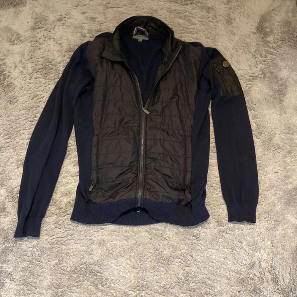Tja säljer min snoot cardigan som jag knappt använt då den e för stor , köpt för ca 3500 men är i princip ny. Säljer för endast 799kr. Hör av er vid frågor eller funderingar. Takit.