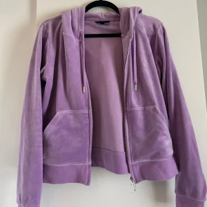 Juicy coutore - Köpt på juicy coutores hemsida. Väl omhändertagen & mycket bra skick. Båda delar för 700kr annars 400kr styck. Köpare betalar för frakt. (Säljer för de blivit förstora)