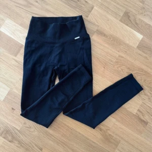Aimn Ribbed Seamless XS - Populära svarta helt nya aimn tights. Strl XS. Perfekt till träning/vardag. Säljer pga dubletter.