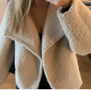 Höst jacka - Säljer denna jacka fast i svart färg perfekt nu till höst o vintern ❤️