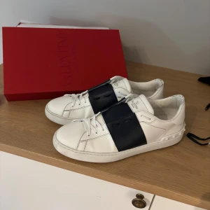 Valentino open navy - Säljer mina valentino opens! Skorna är knappt använda max 10 ggr. Dem är köpta förra julen från valentinos hemsida för 7,280 men dem var lite stora därav har dem knappt kommit till användning.
