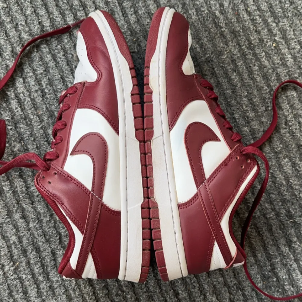 Säljer ett par Nike dunk team red i bra skick förutom att de är lite creasade. Box ingen tyvärr inte då den slängts av misstag. Nypris ligger på över 2000kr, säljer för 600kr. Skor.