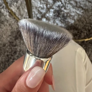 Caia F14 foundationborste - Fint skick! Tvättad regelbundet, inte mycket använd! Säljer bara för jag har många borstar.