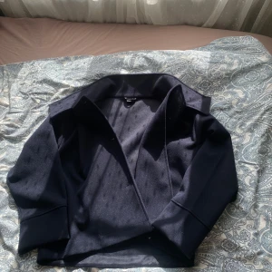 Kort Jacka/kappa - Köpte denna fina kappa från Gina i storlek S för ett par veckor sedan. Använd 2 gånger. Jag har hittat en annan jag hellre vill ha därför säljer jag denna🫶Köptes för 599kr säljer för 470kr