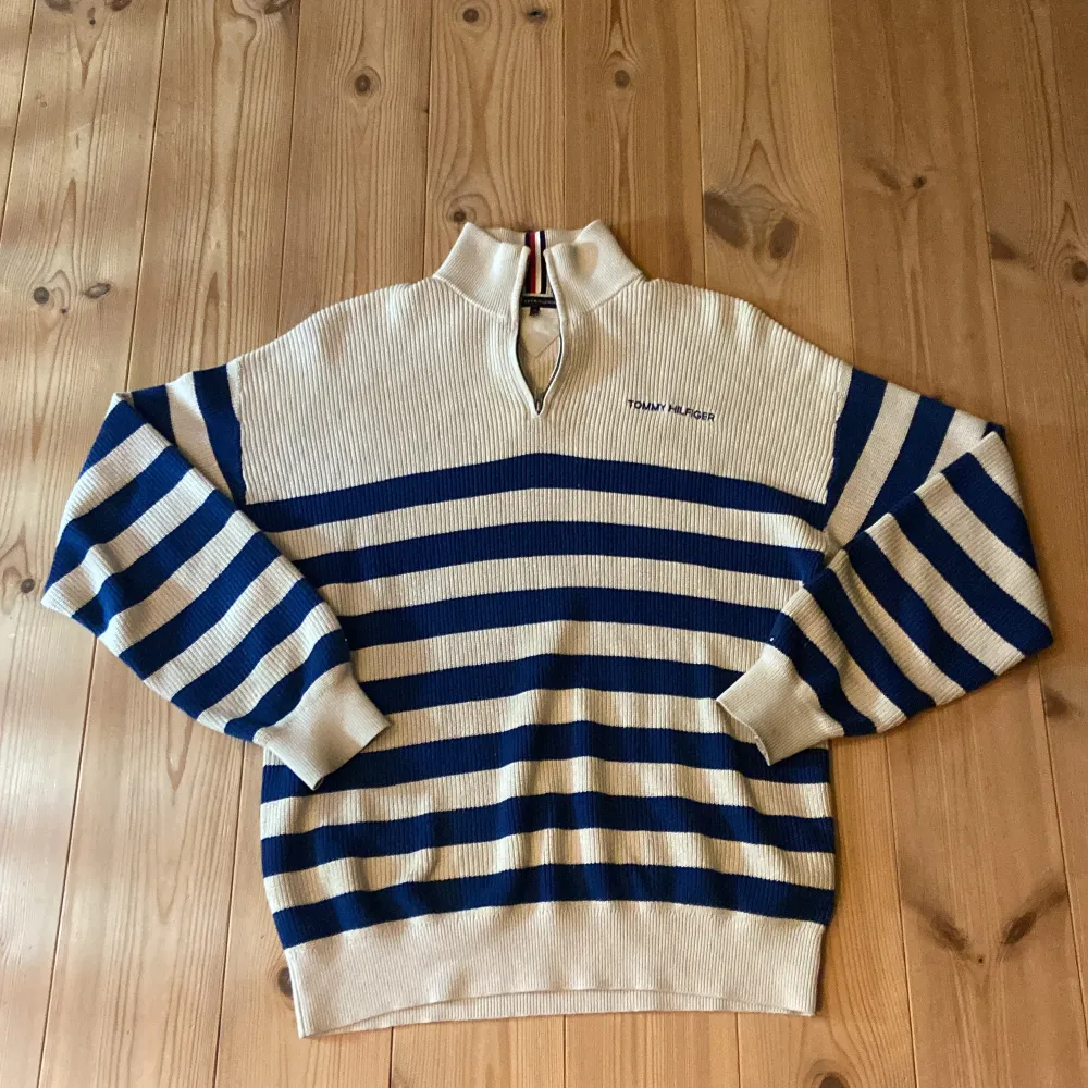 Tommy hilfiger|beige,blå|man behöver vara ungefär 165cm-175cm lång för att passa bra|stickad halfzip|nypris 3000kr|väldigt bra skick|inga tecken på användning. Stickat.