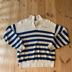 Tommy hilfiger tröja halfzip - Tommy hilfiger|beige,blå|man behöver vara ungefär 165cm-175cm lång för att passa bra|stickad halfzip|nypris 3000kr|väldigt bra skick|inga tecken på användning