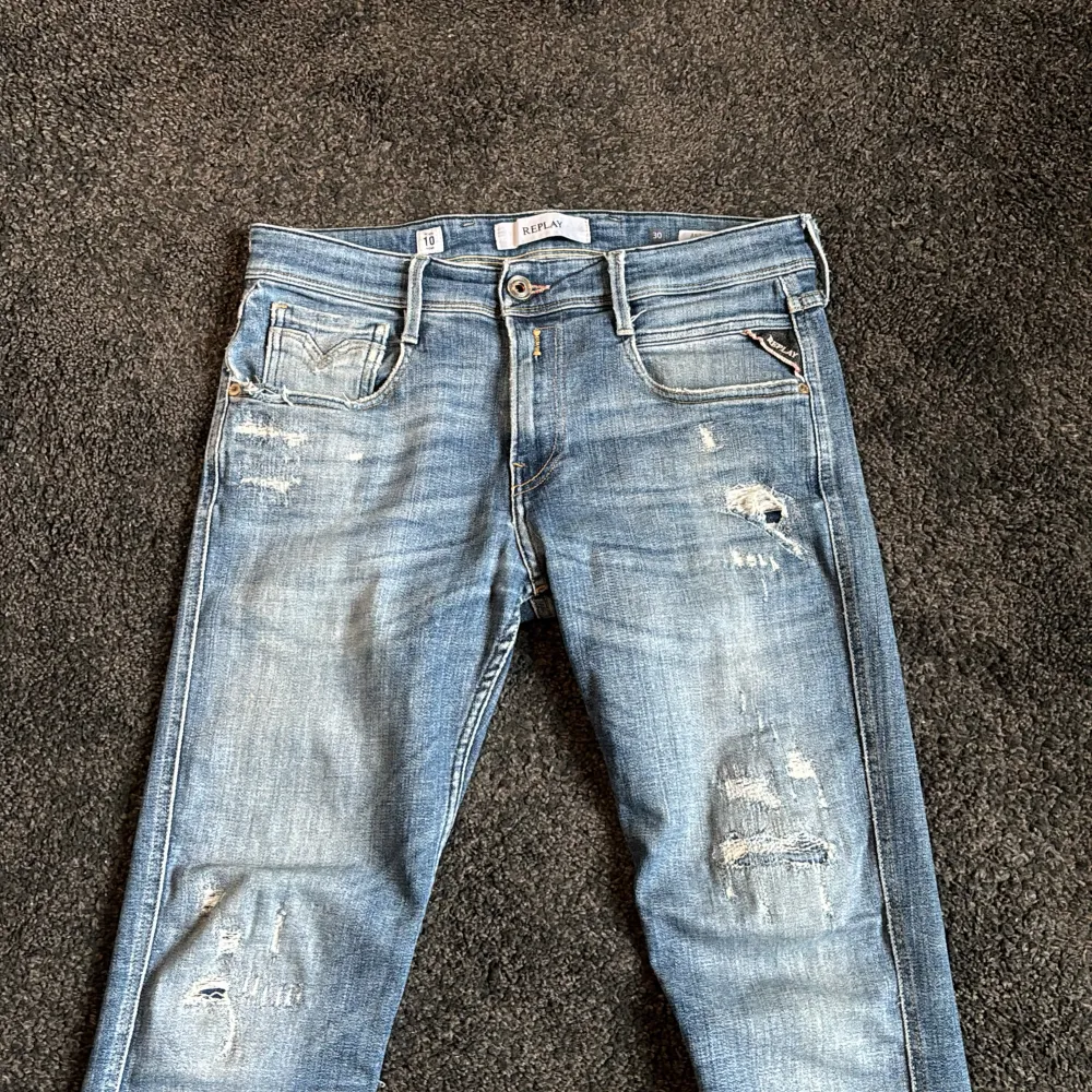 Säljer dessa replay jeans i perfekt skick med slitningar, storlek W29 och L32! Pris ej hugget i sten så kom med förslag!. Jeans & Byxor.