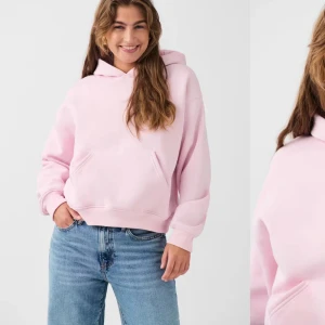 rosa hoodie - säljer min super sköna hoodie från ginatricot❤️‍🔥 kommer inte till användning längre då jag har tröttnat 