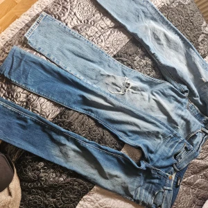 Blå jeans från Levi's och Replay - Säljer två par snygga blå jeans. Det ena paret är från Levi's med en klassisk design och det andra från Replay med en modern touch. Levi's jeansen har en sliten look med en liten reva för extra stil. Dess stl står på bilderna!