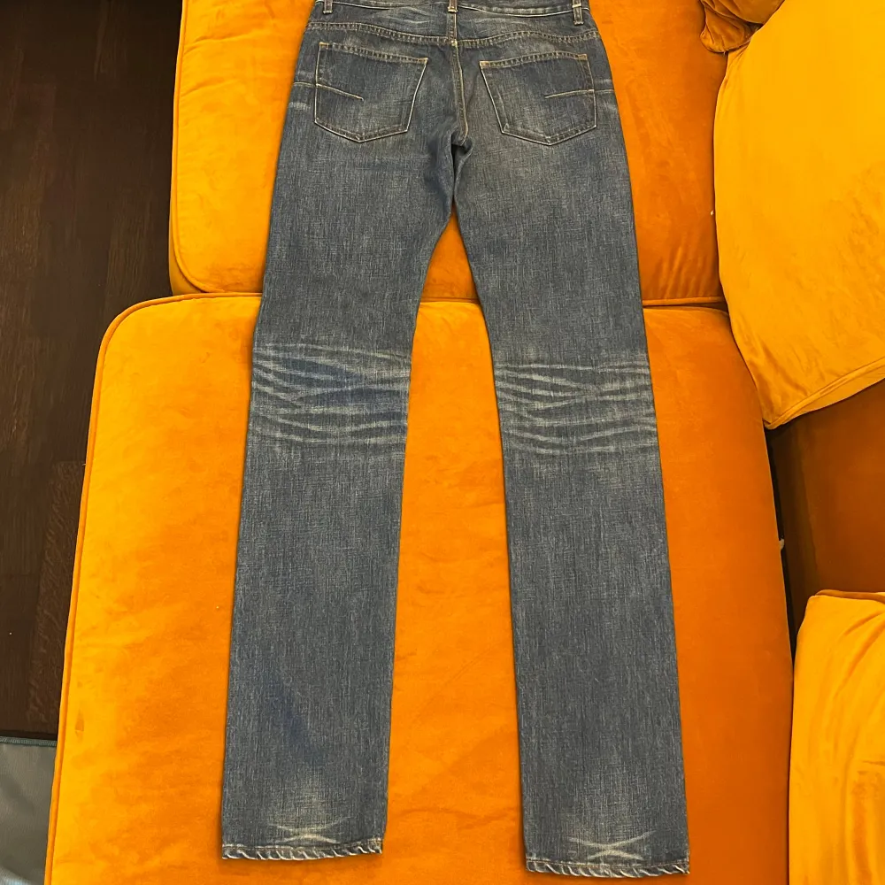 Detta är ett ovanligt par av dior jeans från hedi slimane eran. Dem har den typiska hedi slimane snittet som är smal midja och lång jeans-ben. Dem är som nya med inga tecken av användning som jag kan hitta. Dem är storlek 29. Kom dm för måtten!. Jeans & Byxor.