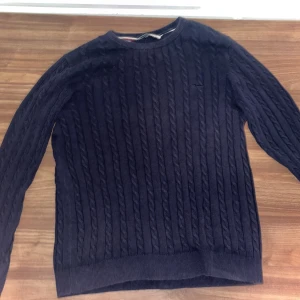 Mörk blå tröja - Säljer denna skit snygga mörkblå tröja ifrån Hampton Republic. Tröjan har inga hål eller defenkter alls. Tröjan passar S. Nypris runt 850kr. Hör av dig vid mer frågor