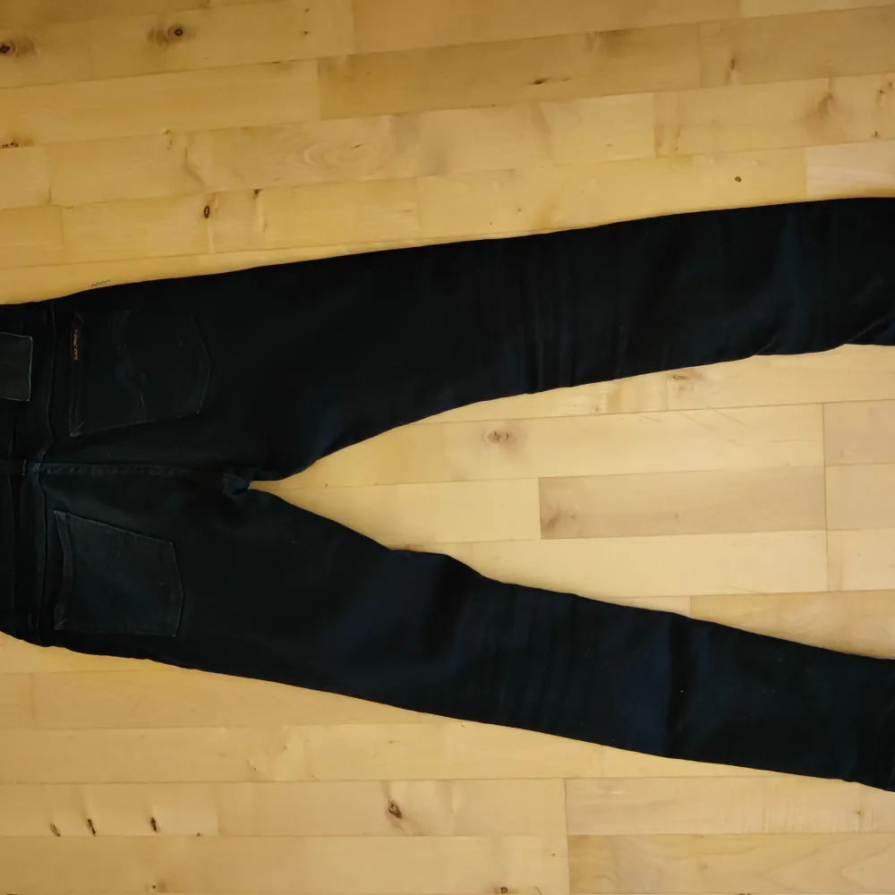 Säljer ett par svarta jeans från Nudie Jeans i storlek 30/32, model Tilted Tor. Pure black, innebär att dom inte bleks på samma sätt som ett par som är infärgade svary.. Perfekta för både vardag och fest!. Jeans & Byxor.