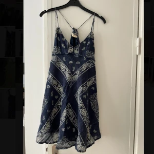 Klänning, Ralph Lauren denim & supply - Mörkblå skön klänning med paisley-mönster. Strl XXS / 32 (size 2). Justerbara band men passar någon som är ca 160 cm lång. Märke: Ralph Lauren denim & supply