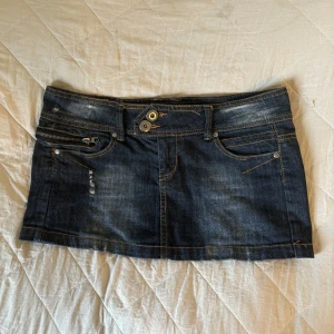 jeanskjol - Säljer den här jättesnygga korta jeanskjolen. Bara att skriva om du har några funderingar🫶🏻Står M men passar S också beroende på hur man vill att den ska sitta