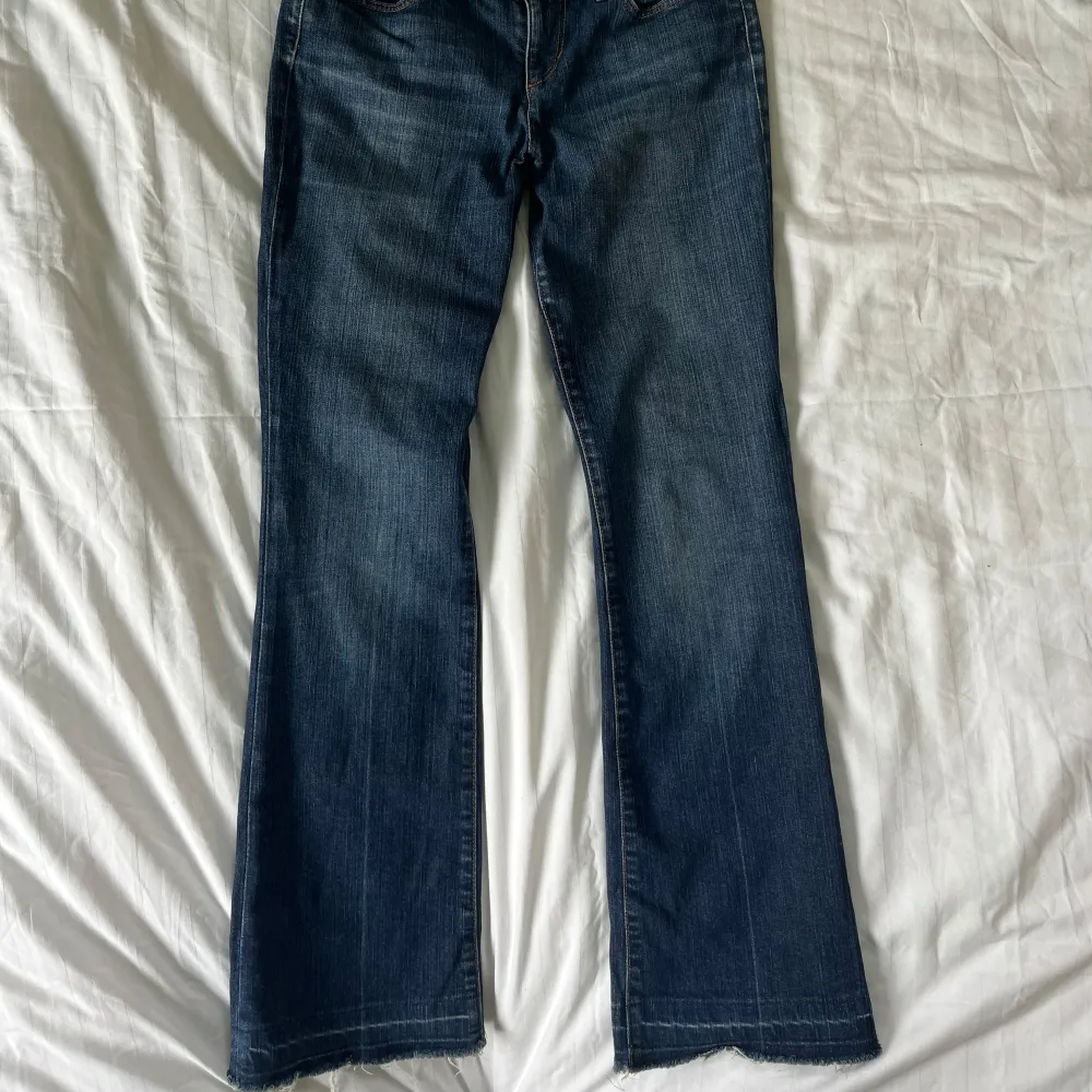 Supersnygga jeans som sitter lågmidjat och är utsvängda i benen. Passar perfekt  nu till hösten!❤️. Jeans & Byxor.