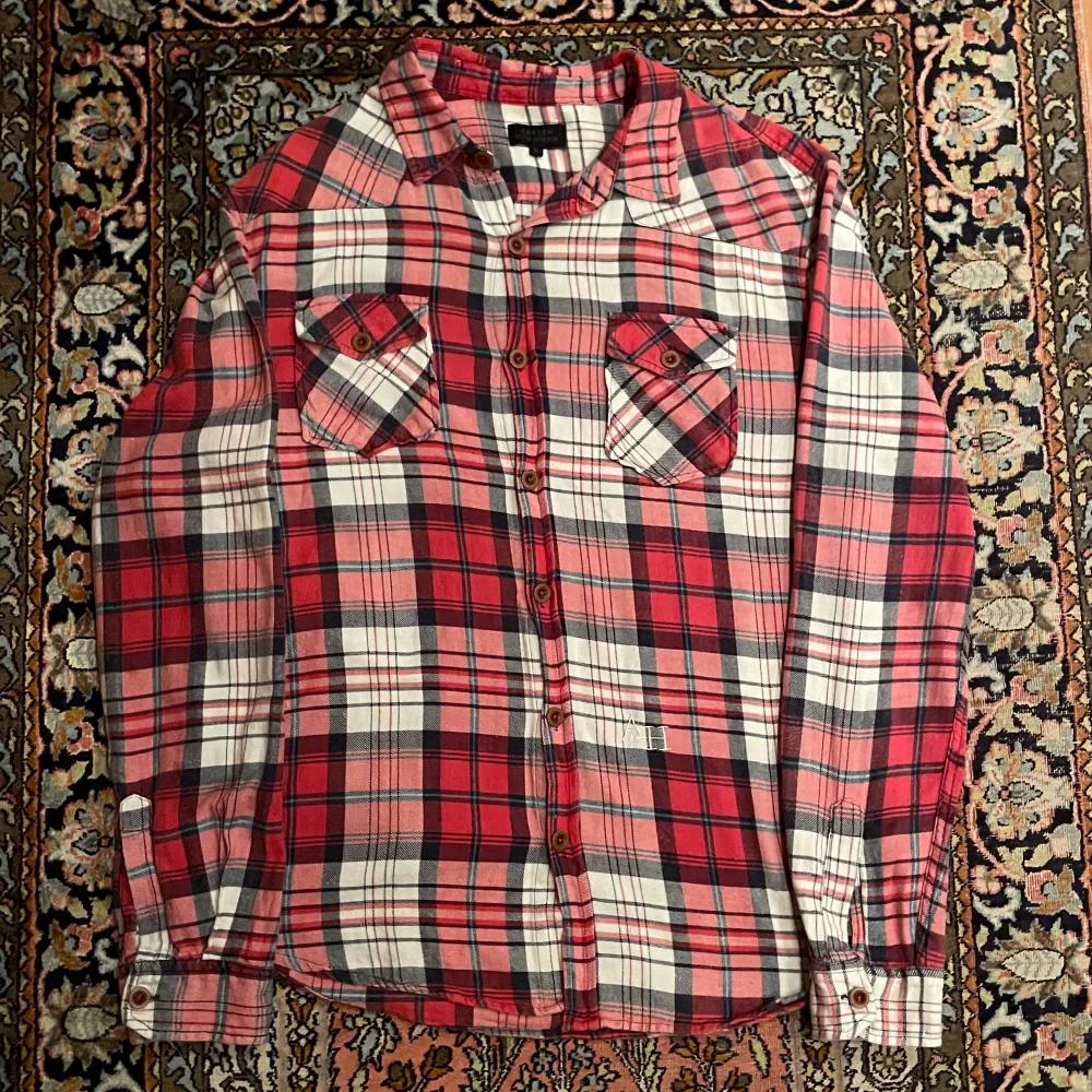 Otroligt snygg flanellskjorta med schackmönster. Skjortan är perfekt nu till hösten då den funkar som en overshirt. Skick 9/10 nästan helt ny. Storlek L passar S/M. Otroligt snygga detaljer med fickorna. Pris 349kr✅ dom vid frågor🙌🏻 mvh Doré.reselll. Skjortor.