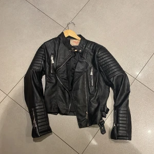 Skinnjacka chiquelle  - Skinnjacka från chiquell. Använt få gånger. Säljes pågrund av viktnedgång 