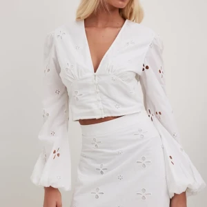 Puff sleeve top - Mycket bra skick, använda fåtal gånger. Skicka meddelande om du vill ha fler bilder.