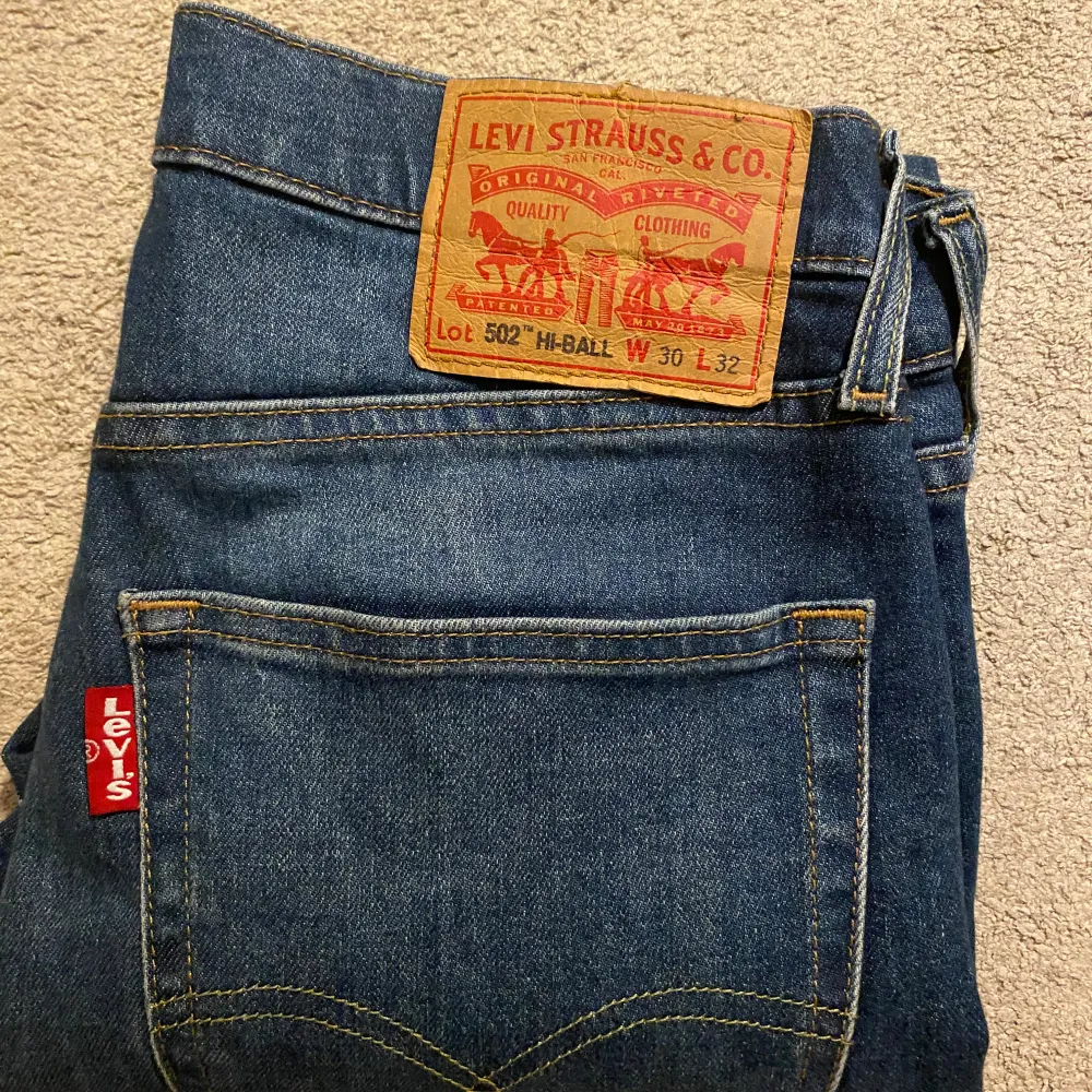 Säljer dessa levis jeans, Ny pris cirka 1100 mitt pris 450! De hade passat dig som är runt 175-180. Skriv över minsta lilla fundering mvh Alexander.. Jeans & Byxor.