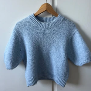 Stickad tröja från zara - Jättefin stickad tröja ☺️sparsamt använd 🩵