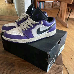 Air Jordan skor - Säljer nu mina air Jordan 1 då dom har blivit för små. Nypris: ca 4000kr Mitt pris: 1199kr  Skick 7,5/10 