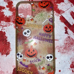 iPhone 11 mobilskal  - Genomskinligt halloweenskal med olika halloweenmotiv🎃 Är använt en del men ändå i bra skick  Perfect nu när halloween närmar sig