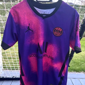 Psg tröja - Säljer nu min psg tröja, jag säljer den pga att jag inte använder den mer och den håller på att bli för liten. Där bak så står det Mbappe.