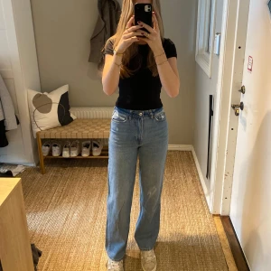 Ljusa jeans - Säljer ett par jenas från hm. Inga defekter, de är slitna i modellen 