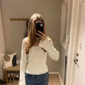 Vit ribbad tröja  - Säljer en superfin vit ribbad tröja från Gina. Tröjan är i nyskick och använd en gång, kommer tyvärr inte till användning.