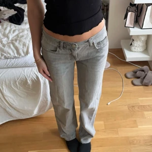 Jeans Gina Tricot  - Säljer mina low waist jeans från Gina💓 Sparsamt använda inga defekter🫶🏼