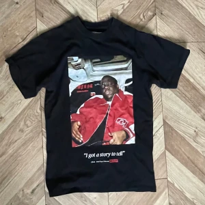 T shirt med tryck  - Snygg t shirt med ”biggie” tryck, köpt från zalando