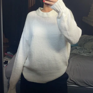 Stickad tröja - En vit stickad tröja från lager. Fint skick. I storlek S