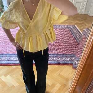 Gul topp  - Jättesöt gul topp/blus som inte säljs längre! Nyskick!
