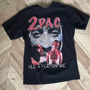 T-shirt med tryck - T-shirt med 2pac tryck, bra kvalite, köpt på zalando