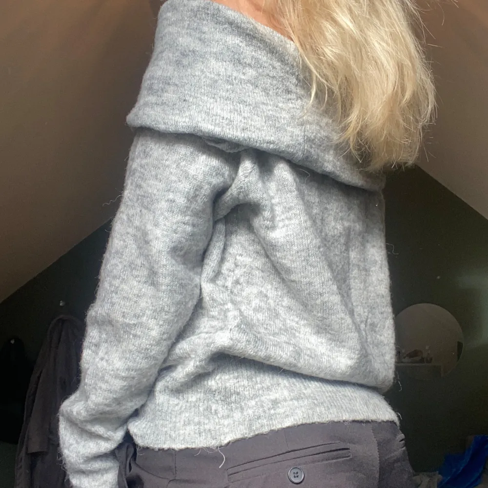 Säljer denna superfina stickade off shoulder tröja som är jättevarm, passar perfekt till höst och vinter💕 säljer då jag köpte den på Plick men den var för stor, därför aldrig använd av mig och i nyskick💕. Stickat.