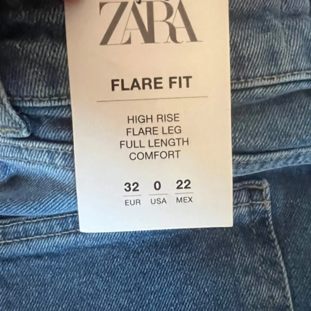 Säljer dessa fina Zara jeans då det var för små… De är helt nya med prislappen kvar😊 Storleken är 32. . Jeans & Byxor.