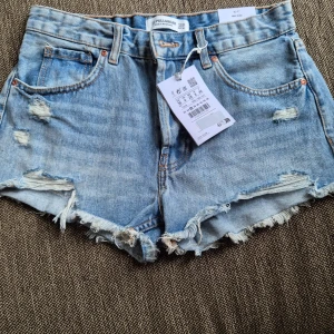 Jeansshorts Pull&bear - Oanvända jeansshorts Pull&Bear storlek 36