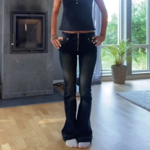 Såå snygga weekday jeans!! - Wow!! Säljer dessa såå sjukt snygga jeans från Weekday. De är helt oanvända med prislapp kvar, helt slutsålda på hemsidan! Nypris 670kr❤️ 