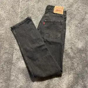 Säljer dessa jättefina Levi's jeansen i modellen 501 då de tyvärr inte kommer till användning. Superfint skick och endast använda ett fåtal gånger💝💝medelhög midja